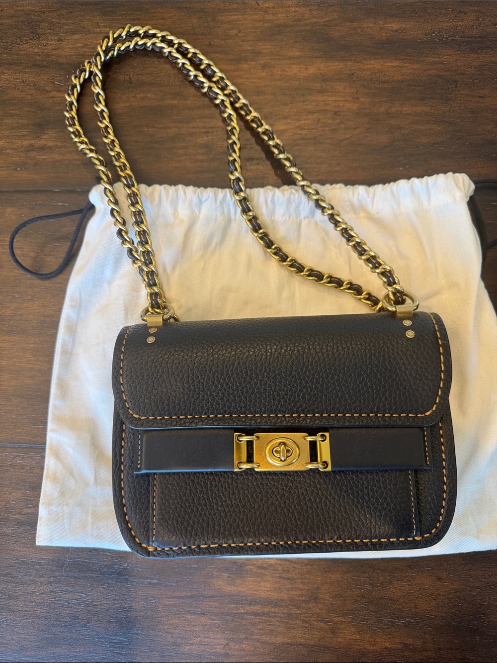 NWOT Rare Coach Black Troupe Pebbled Leather Crossbody with Gold Turnlock - Picture 3 of 15